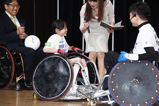 代表児童のウィルチェアーラグビー体験3 A_143_b.jpg