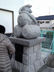 白蛇神社石像.jpg
