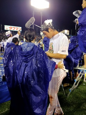 1002ビールかけ山田選手２.jpg