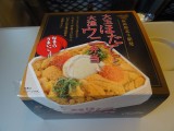 駅弁屋さんのカフェ!新函館北斗駅「大玉ほたてと大漁ウニ弁当」(1,780円・吉田屋) 【ライター望月の駅弁膝栗毛】