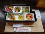 注目度No1のレトロモダンな観光列車で瀬戸内海と桜を愛でる~JR予讃線・伊予灘ものがたり「八幡浜櫻編」(4,500円) 【ライター望月の駅弁膝栗毛】