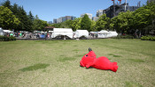 チーバくん、日比谷公園でくつろぐ