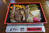 下吉田ブルートレインテラスで夜行列車気分~小淵沢駅「甲州赤ワインステーキ弁当」(1,300円) 【ライター望月の駅弁膝栗毛】