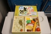 藤枝が”狭軌”乱舞した日~静岡駅「茶めし弁当」(980円) 【ライター望月の駅弁膝栗毛】