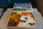 旧東海道・薩埵峠を歩く~新富士駅「駿河名産つまみ喰い 天晴れ!! 富士山弁当」(1,030円) 【ライター望月の駅弁膝栗毛】