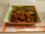 「サンライズ瀬戸・出雲」のお供に~東京駅「チキン弁当のからあげ」(570円) 【ライター望月の駅弁膝栗毛】