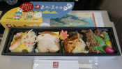 駅弁を富山の果てまで行って喰う!?~富山駅「とやま弁当」(1,300円) 【ライター望月の駅弁膝栗毛】