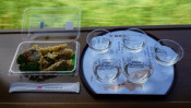 昼から思いっきり呑める列車!「越乃Shu*Kuraの旅」②~「利き酒セット」(1,000円)&「鯛茶漬け」(500円) 【ライター望月の駅弁膝栗毛】