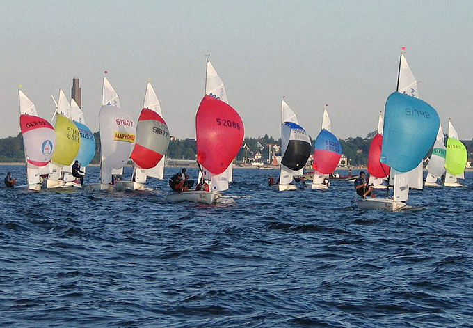 1024px-420_Class_Dinghies_with_spinnakers(w680)