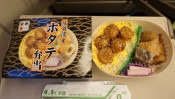 お魚天国・青森!~新青森駅「陸奥湾産ホタテ弁当」(1,080円) 【ライター望月の駅弁膝栗毛】