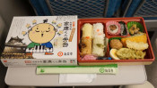 小豆餅と銭取~浜松駅「出世大名家康くん弁当」(1,050円) 【ライター望月の駅弁膝栗毛】