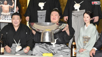 大関豪栄道が全勝V 大相撲秋場所で初優勝を全勝で果たし、大杯を手に笑顔の大関豪栄道。左は境川親方=25日夜、東京都足立区の境川部屋