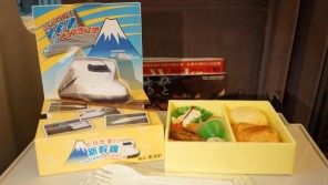 静岡駅「とびだす!!新幹線キッズランチ」(780円)~史上初!?「メロンパン」入り【ライター望月の駅弁膝栗毛】