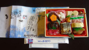 高知駅「龍馬弁」(1,050円)~国鉄末期の車両が活躍する四国エリア【ライター望月の駅弁膝栗毛】