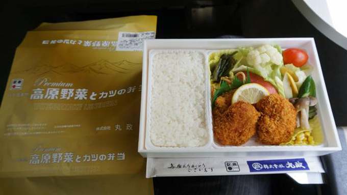小淵沢駅「プレミアム高原野菜とカツの弁当」(1,400円)~小海線に“天空にいちばん近い列車”「ハイレール1375」誕生!【ライター望月の駅弁膝栗毛】