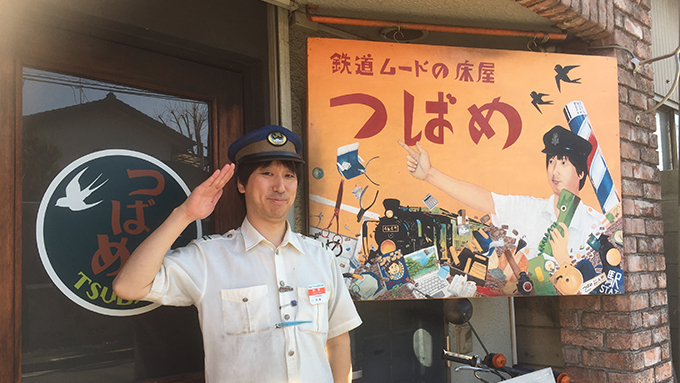 鉄道ムードいっぱいの床屋で散髪進行~!