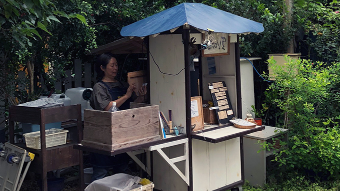 突然ひらめき沖縄の空き地へ 昼間にコーヒーの屋台を始めた女性