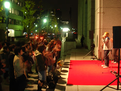 夜になっても「ふれあいステージ」のライブは続きます。
