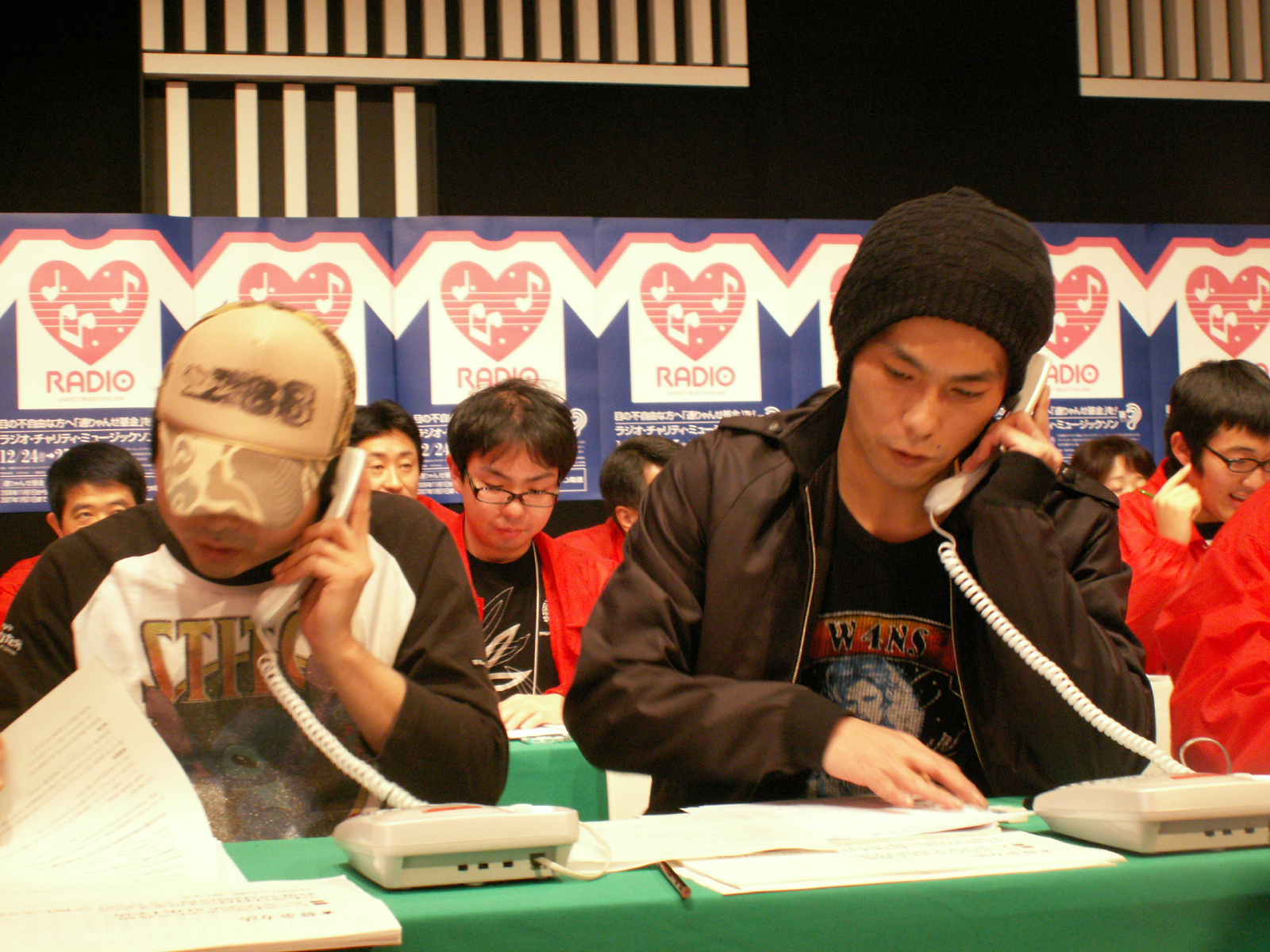 次長課長も募金電話に参加！
