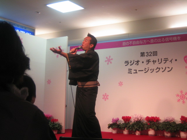 熱唱するたい平