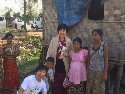 阿部さんと昭恵夫人2017年ミャンマーの村.jpg