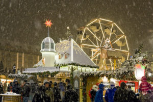 (Copyright © Sylvio Dittrich +49 1772156417) Striezelmarkt,  der seit 1434 veranstaltete Markt ist der älteste Weihnachtsmarkt Deutschlands und findet auf dem Altmarkt statt. 2009 wurde der Markt neu gestaltet, ein besonderes Wahrzeichen ist zB. der welgrösste Schwibbogen.