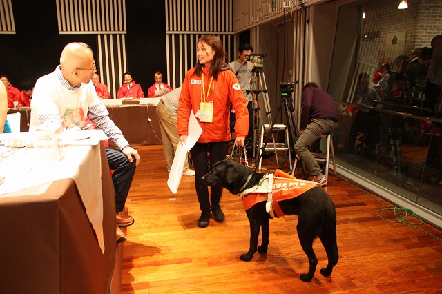 タイトル新保アナがレポートした盲導犬のジョン君、スタジオに参加。  本文