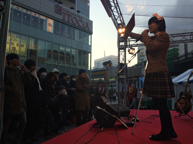 タイトル有楽町駅前愛の泉ステージ  本文現在たかまつななさんがネタを披露中！<br />
高松豪さんはお客さん中です！