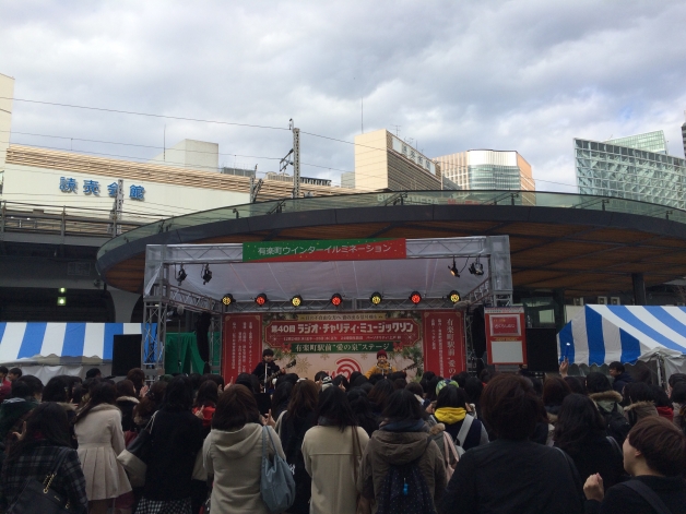 タイトル有楽町駅前愛の泉ステージ  本文愛の泉ステージ、ラストを飾ってくれたのは
さくらしめじのお二人でした！
