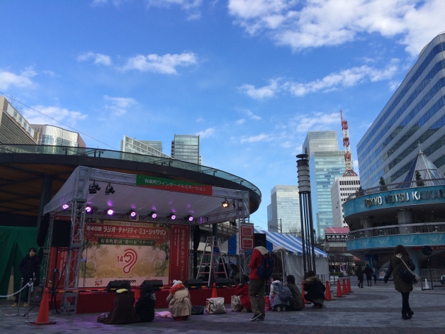 タイトル有楽町駅前愛の泉ステージ  本文有楽町駅前愛の泉ステージ<br />
このあと10時からは、若山かずささんと<br />
サンコンさんが登場！