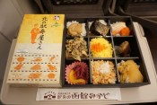 急がば回れ!新函館北斗駅の乗換えでしくじるな!!~函館駅「北の駅弁屋さん」(1,300円) 【ライター望月の駅弁膝栗毛】