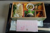グランクラスで北海道へ~東北・北海道新幹線「はやぶさ」グランクラス「和軽食」(34,980円、モバイルSuica特急券利用) 【ライター望月の駅弁膝栗毛】