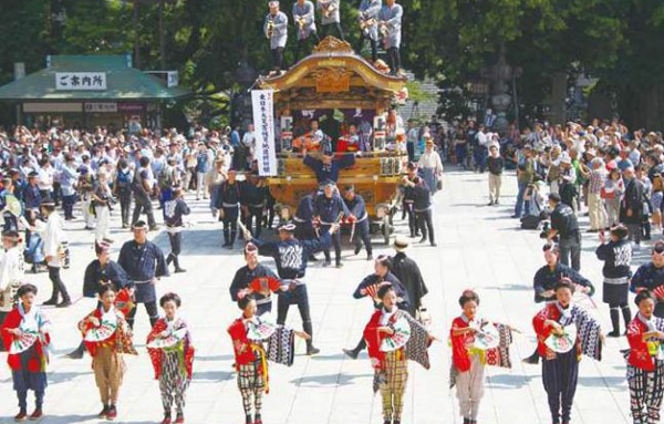 総引き は急な坂を一斉に駆け上がっていく勇壮な姿 夏の成田の一大