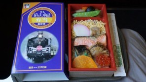 新津駅「SLばんえつ物語弁当」(1,000円)~「SLばんえつ物語号」4時間の旅① 【ライター望月の駅弁膝栗毛】