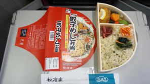 宇都宮駅「『餃子めし』弁当」(800円)~餃子の街の新駅弁! 【ライター望月の駅弁膝栗毛】