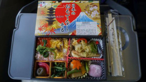東京駅「日本のおもてなし弁当」(1,150円)~パリ・リヨンにも進出した「EKIBEN」! 【ライター望月の駅弁膝栗毛】