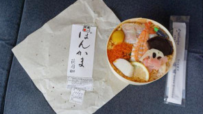 伊東駅「ぼんかま」(1,050円)~実は伝統への思いが込められた華やかなちらし寿司!【ライター望月の駅弁膝栗毛】