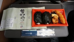 水戸駅「昔おにぎり」(550円)~駅弁屋さんの厨房ですよ!(vol.3しまだフーズ編③)【ライター望月の駅弁膝栗毛】