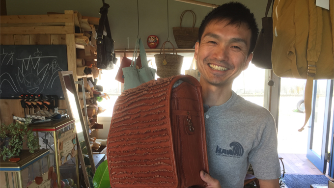 くたびれても手を加えればいい味が出てきます。革のカバンに魅せられた職人「あけの語りびと」(朗読公開)