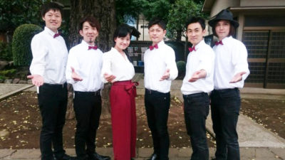 ベイビー・ブーのみなさんと新行アナが中継