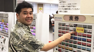 青学の学食で食レポよりも女子学生とのトークに夢中？