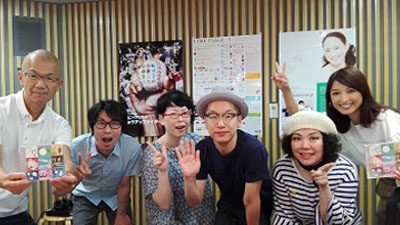 シンガーソングライターのAnlyとコーラスグループSmooth Aceがスタジオライブを披露