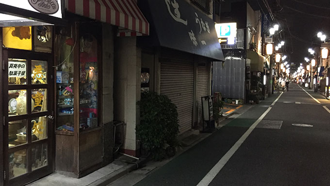 真夜中の駄菓子屋は大人のワルガキのため