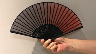 持ち手に「K」、Kinki Kidsにもらった扇子