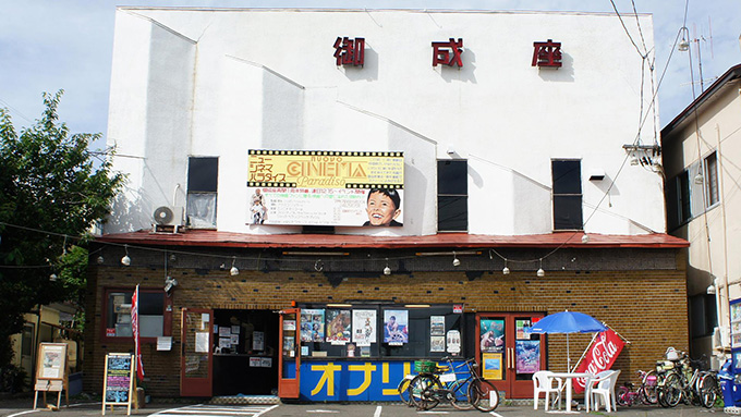秋田で廃館になった映画館を修繕して再開した千葉県の夫婦のストーリー
