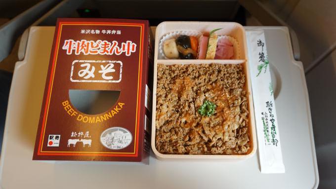 米沢駅「牛肉どまん中(みそ)」(1,250円)~駅弁屋さんの厨房ですよ!(vol.6新杵屋編④)