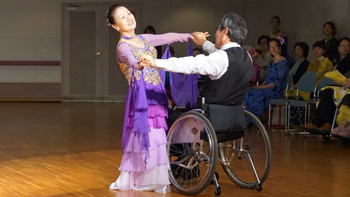 車いすダンスを地元・宮城で普及させようと 協会を設立した主婦のストーリー