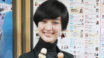 シシド・カフカ華麗なバチさばきを披露