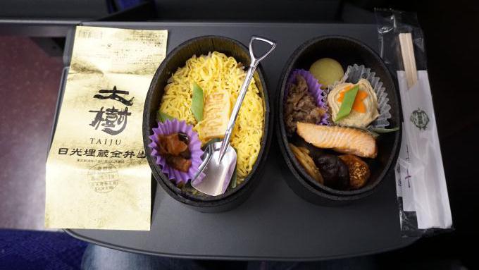 東武日光駅「SL大樹 日光埋蔵金弁当」(1,350円)~シャベル付きが嬉しい日光のSL駅弁!