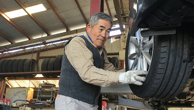 自動車整備ひとすじ50年 病気を克服して現役で活躍する整備士さんのストーリー